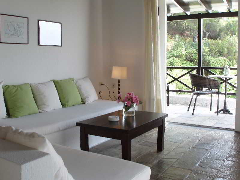 Skiathos Holidays & Aparthotel Vromolimnos